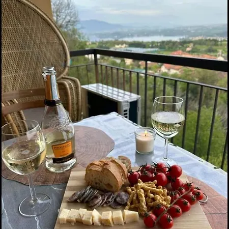 The Birdsong Between Two Lakes 公寓