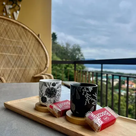 The Birdsong Between Two Lakes 公寓